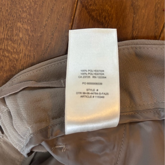 Aritzia NWT crepe limitless pant
Never worn, size 4 short in Nomad Taupe - Picture 4 of 15